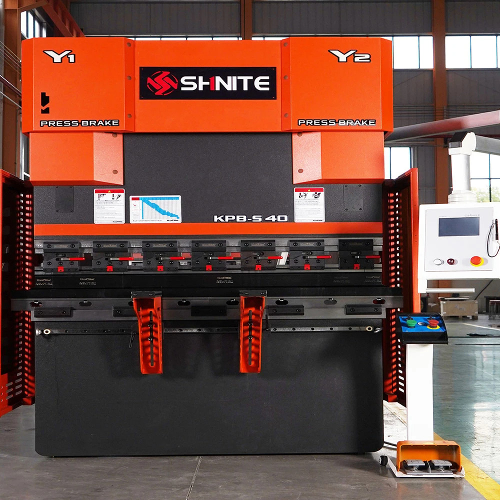 Máquina plegadora hidráulica CNC
   