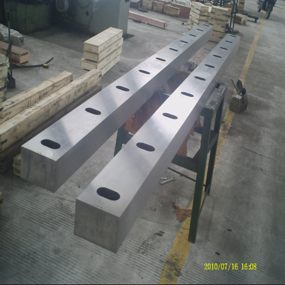 Cuchilla de corte hidráulica rectangular para líneas de corte a medida.
   